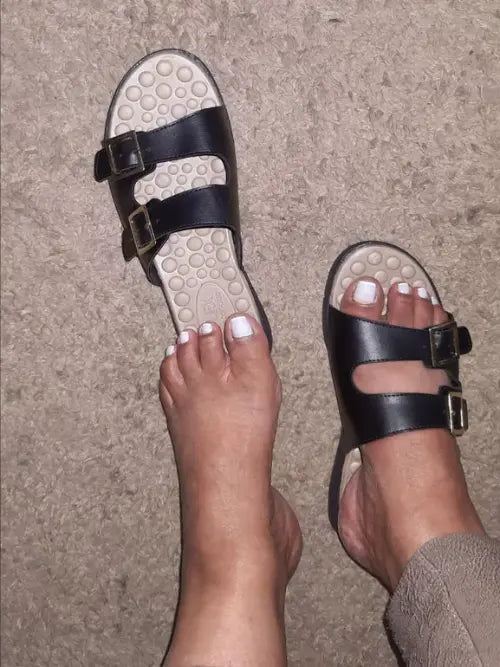 Avaliação de cliente com chinelo ortopédico feminino da PéVita para uso confortável no dia a diaCarla