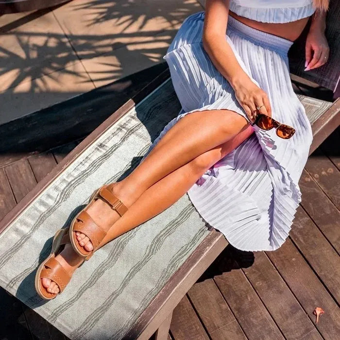 Sandália ortopédica feminina Helora marrom em uso no dia a dia