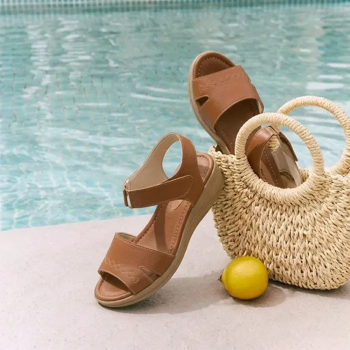 Sandália ortopédica feminina Helora marrom em cenário de verão