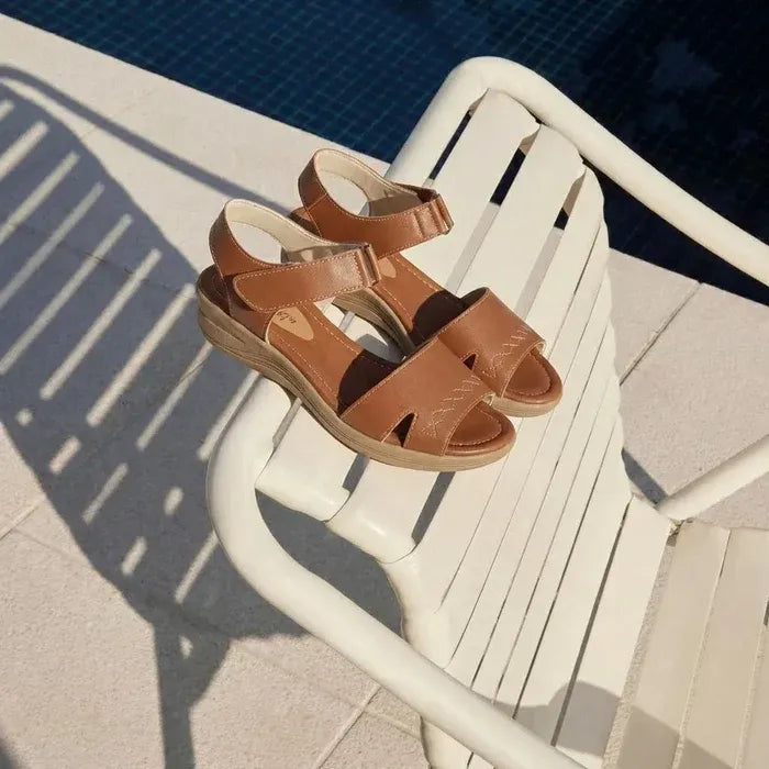 Sandália ortopédica feminina Helora marrom em ambiente externo