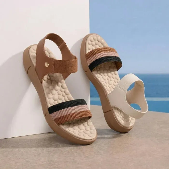 Par de sandálias ortopédicas femininas Aurora em ambiente interno