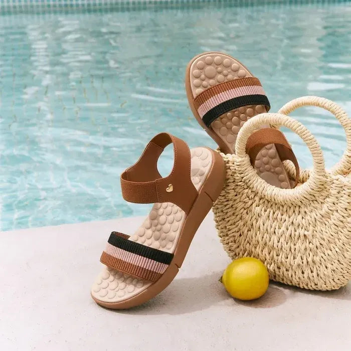 Sandália ortopédica feminina Aurora marrom em cenário de verão